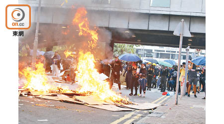 反修例示威中，有示威者堵路、縱火和刑毀。