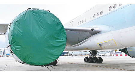 國泰將為所有停留在停機坪逾七日的飛機引擎蓋上特製防護套。