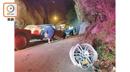 涉事私家車右前輪車軨甩脫。（李國健攝）