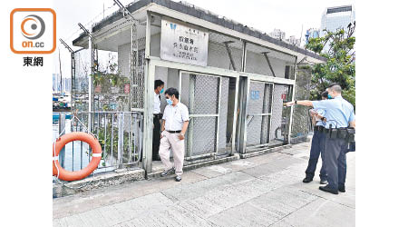 警方到食水賣水站調查。（趙瑞麟攝）