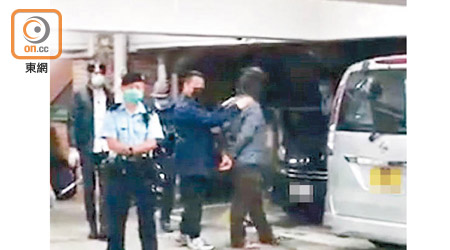 警方在廣源邨押走一名男子。