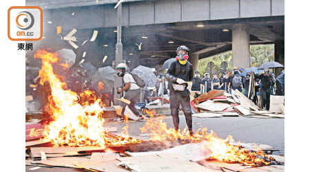 暴徒在反修例示威中多次投擲燃彈。