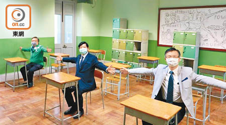 聖若瑟書院校長程景坡（左起）與容永祺、蘇國生到試場視察，考生座位已拉闊。