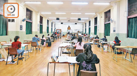 文憑試昨日開考，試場內考生座位相隔一點八米。
