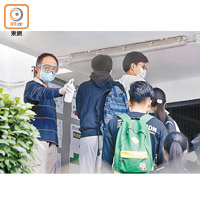 保良局李城璧中學：有學校提供消毒搓手液。