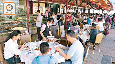 西貢：西貢市中心人頭湧湧，食肆幾近爆滿。（王鏡文攝）