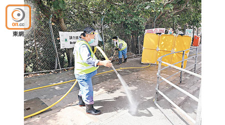 清潔人員以水槍洗街。（羅錦鴻攝）