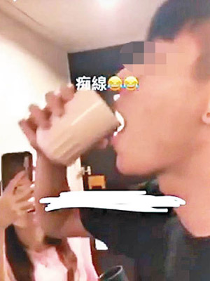 身穿「恒管工管」衫的男生飲廁所水。