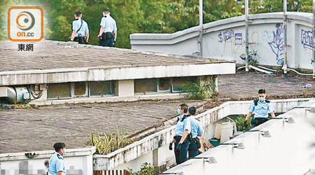 九龍灣：警員走上校舍頂搜查是否有炸彈。（梁裔楠攝）
