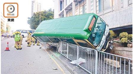 小巴剷上行人路後向右翻側。（余宏基攝）