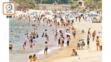 不少市民趁假期最後一天到淺水灣戲水、曬太陽。（李志湧攝）