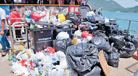 東龍島碼頭的垃圾桶及周圍堆滿了垃圾，影響環境衞生。