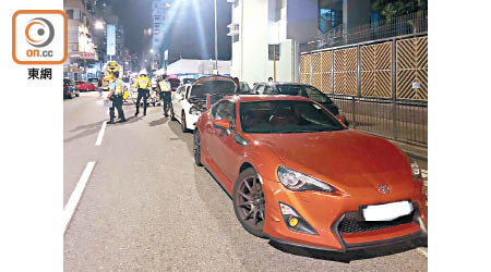 警方在西九龍區拖走多輛懷疑非法改裝車輛。