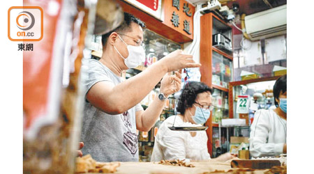 旅發局邀請多家老字號和街坊小店參與拍攝宣傳短片救市。（旅發局提供）