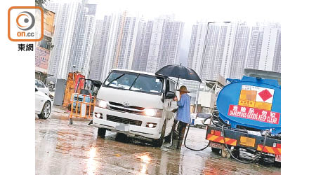 油塘：油缸車掛有新車牌，估計為新登記不久的危險品車輛。