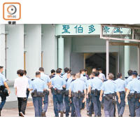 香港仔<br>多名軍裝及便衣警員返回荒廢校舍現場搜證。（林耀康攝）