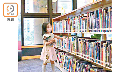 中央圖書館：圖書館重開，有兒童戴上口罩入場。