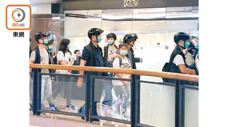 尖沙咀：警方在海港城帶走十二歲姓陸男生。（陳亦瀅攝）