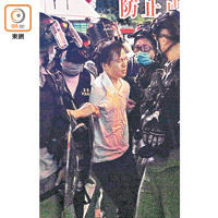 議員鄺俊宇涉公眾地方行為不檢被拘捕。