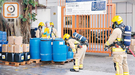 供應商人員轉移氨水，消防從旁戒備。（文健雄攝）