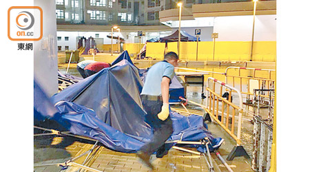 駿洋邨內其中一個以臨時帳篷搭建的派餐區日前被狂風吹倒。