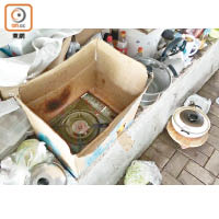 沙田城門河<br>有露宿者用紙箱把石油氣爐圍起，旁邊放置水壺、瓦煲等煮食用具。