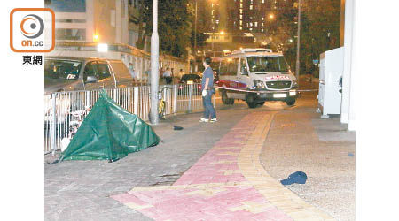 少女遺體由帳篷遮蓋，附近遺下一頂深色帽。（梁裔楠攝）