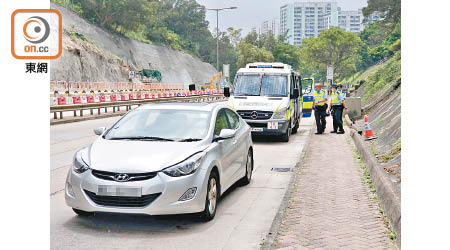 警方將私家車拖走作進一步調查。（吳鎮興攝）