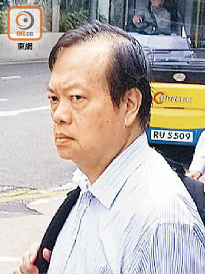 被告李首穎否認拒捕，保釋候審。