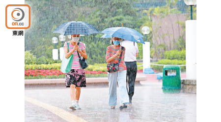 本港近幾日會有驟雨，市民外出宜帶備雨具。（袁志豪攝）