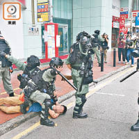 告士打道：防暴警察將暴徒制服在地。（李華輝攝）