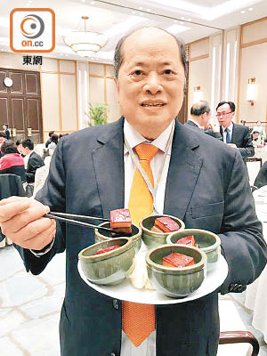 張華峰最喜愛廣東菜，亦愛杭州菜中肥美甘香的「東坡肉」。