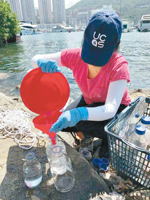楊韻怡正在收集香港仔水域的海水。