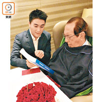 2018：何鴻燊九十七歲生日時，兒子何猷君送上公司招股書作禮物。