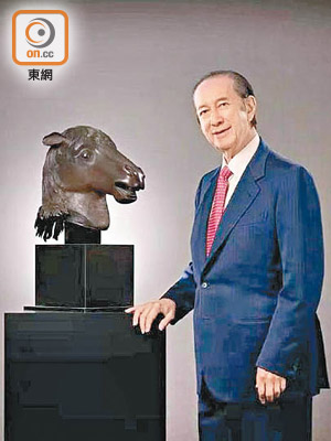 何鴻燊曾向國家捐贈圓明園馬首銅像。