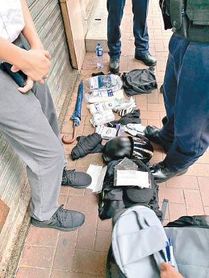 荃灣<br>沙咀道有學生被搜出大批裝備。