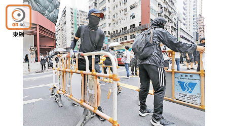 官媒指街頭暴力肆虐，本土恐怖主義滋生，讓社會傷痕纍纍，更摧毀香港法治。