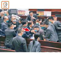 陳志全（箭嘴示）因離席叫囂被逐，保安要求他離開時遭民主派議員阻撓。