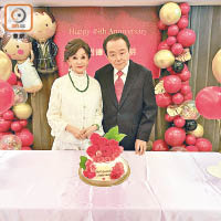 鄭明明（左）同陳樹德（右）一齊切蛋糕慶祝結婚四十九周年紀念。
