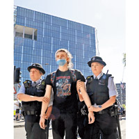 英國：倫敦警員帶走示威者。
