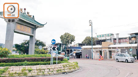 流浮山被不明氣體吹襲，多人感不適。（文健雄攝）