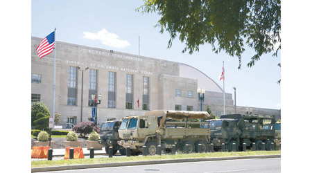 國民警衞軍的軍車停泊在華盛頓街頭。（美聯社圖片）