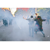 華盛頓警員施放催淚彈，驅散示威者。（美聯社圖片）