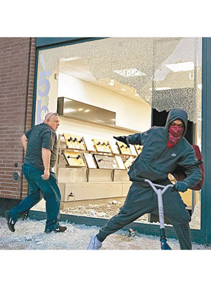 紐約州：紐約市有人闖入商店搶掠。（美聯社圖片）  