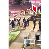 水牛城：休旅車（紅箭嘴）撞向警方防線。