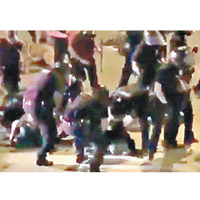 水牛城：警員救治受傷同袍。