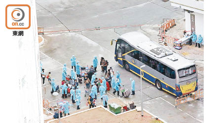 乘坐專機由尼泊爾返港的人士，昨日被送往火炭駿洋邨檢疫。（梁頴福攝）