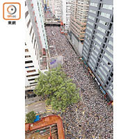 去年6月9日：數以萬計的市民參與遊行，揭開反修例風波的序幕。