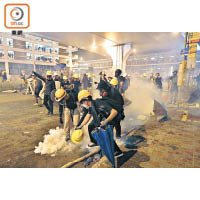去年7月21日：反修例遊行後爆衝突，警方施放催淚彈驅散。