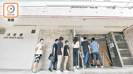 衞生防護中心人員昨早繼續在祿泉樓收取深喉唾液樣本。（羅錦鴻攝）